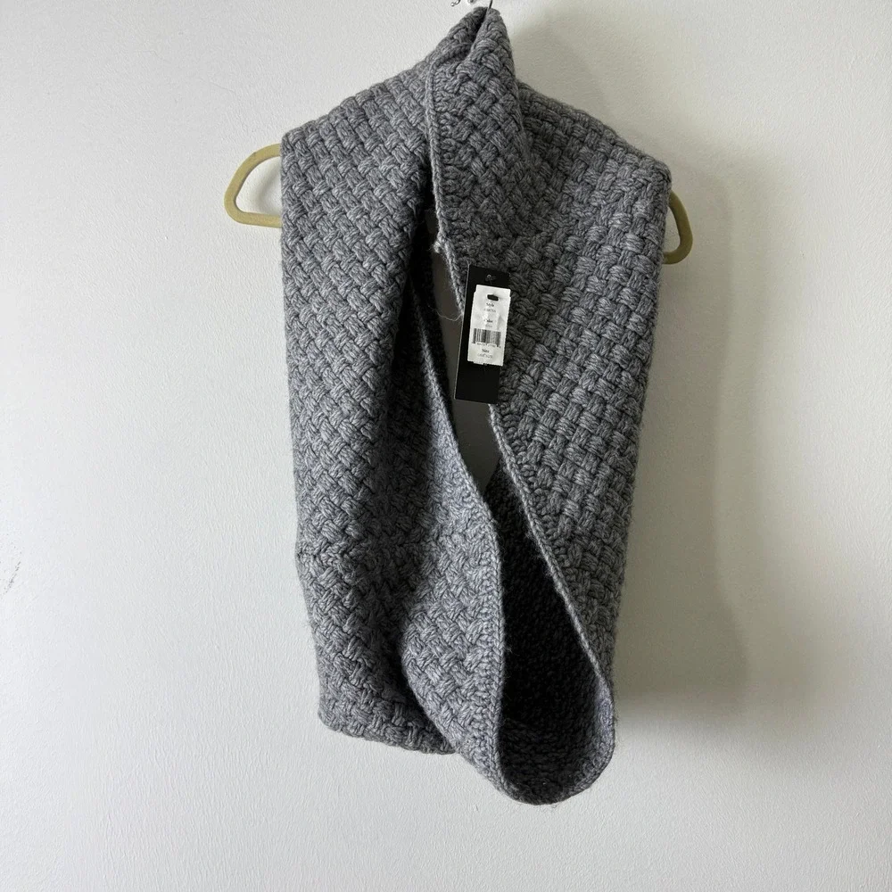 NWT DKNY Donna Karan New York Gray Knit Infinity Scarf Neck Warmer Cowl One Size